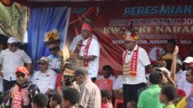 Calon Bupati dan Wakil Bupati Kabupaten Mimika, Johannes Rettob dan Emanuel Kemong saat berorasi di Kwamki Narama. 