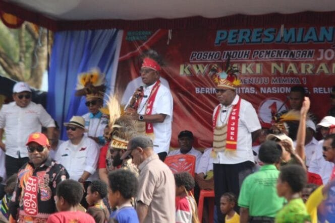 
Calon Bupati dan Wakil Bupati Kabupaten Mimika, Johannes Rettob dan Emanuel Kemong saat berorasi di Kwamki Narama. 