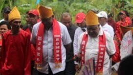 Pasangan Calon Bupati dan Wakil Bupati Kabupaten Mimika Johannes Rettob-Emanuel Kemong saat bertemu dengan warga Bombay. 