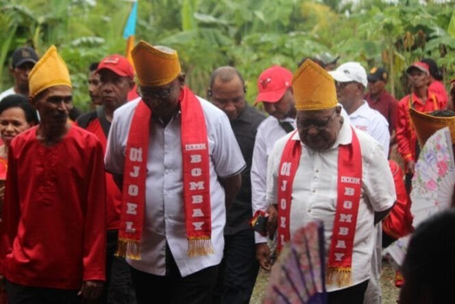 
Pasangan Calon Bupati dan Wakil Bupati Kabupaten Mimika Johannes Rettob-Emanuel Kemong saat bertemu dengan warga Bombay. 