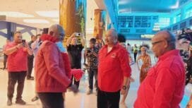 Ketua DPC PDI Perjuangan (PDIP) Kabupaten Mimika, Yohanes Felix Helyanan didampingi dengan para pejabat partai dari seluruh Kabupaten yang ada di Provinsi Papua Tengah saat mengalungkan bunga kepada Ketua DPP PDI Perjuangan Bidang Kehormatan, Komarudin Watubun, Senin(15/10/2024).