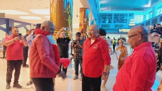 
Ketua DPC PDI Perjuangan (PDIP) Kabupaten Mimika, Yohanes Felix Helyanan didampingi dengan para pejabat partai dari seluruh Kabupaten yang ada di Provinsi Papua Tengah saat mengalungkan bunga kepada Ketua DPP PDI Perjuangan Bidang Kehormatan, Komarudin Watubun, Senin(15/10/2024).