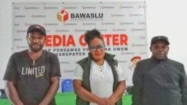 Ketua Bawaslu Kabupaten Puncak dan Kordiv SDMO, Yorice Wanimbo (Tengah), Korsek Bawaslu Kabupaten Puncak, Yoni Wanimbo, Staf SDM Bawaslu Puncak, Donius Tabuni. (Foto: Kristin Rejang)