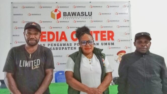 
Ketua Bawaslu Kabupaten Puncak dan Kordiv SDMO, Yorice Wanimbo (Tengah), Korsek Bawaslu Kabupaten Puncak, Yoni Wanimbo, Staf SDM Bawaslu Puncak, Donius Tabuni. (Foto: Kristin Rejang)