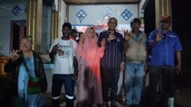 Calon Wakil Bupati Kabupaten Mimika, Yusuf Rombe berfoto bersama warga. 