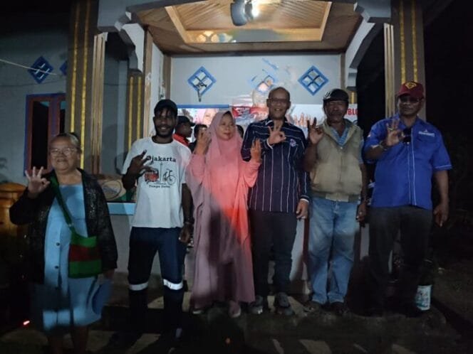 
Calon Wakil Bupati Kabupaten Mimika, Yusuf Rombe berfoto bersama warga. 