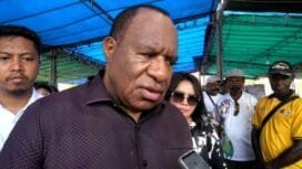 Calon Gubernur Papua Tengah, John Wempi Wetipo ketika diwawancarai usai melayat di rumah duka. (Foto: Kristina Rejang)