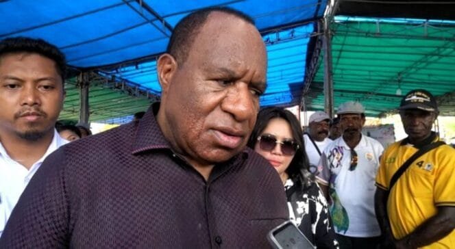 
Calon Gubernur Papua Tengah, John Wempi Wetipo ketika diwawancarai usai melayat di rumah duka. (Foto: Kristina Rejang)