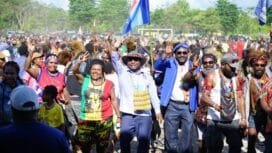 Alexsander Omaleng bersama warga Utikini. (Foto: TIM Media AIYE)