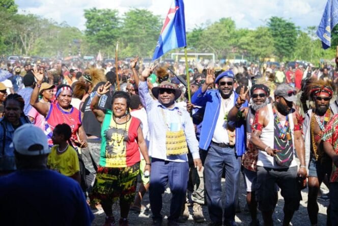 
Alexsander Omaleng bersama warga Utikini. (Foto: TIM Media AIYE)