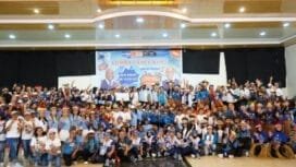 Pasangan Calon Bupati dan Wakil Bupati, Alexsander Omaleng-Yusuf Rombe berfoto bersama para peserta lomba dance AIYE. (Foto: TIM Media AIYE)