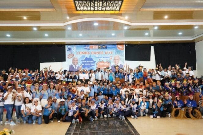 
Pasangan Calon Bupati dan Wakil Bupati, Alexsander Omaleng-Yusuf Rombe berfoto bersama para peserta lomba dance AIYE. (Foto: TIM Media AIYE)