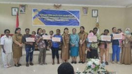 Suasana foto bersama dalam kegiatan lomba bayi sehat di Aula Kantor Distrik Kuala Kencana. (Foto: Humas JMSI)