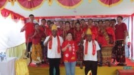 Calon Bupati Mimika, Johannes Rettob didampingi Ny. Suzy Rettob dan Calon Wakil Bupati Mimika, Emanuel Kemong berfoto bersama perwakilan Warga Kerukunan Ohoilim di Kabupaten Mimika. (Foto: Humas JMSI)