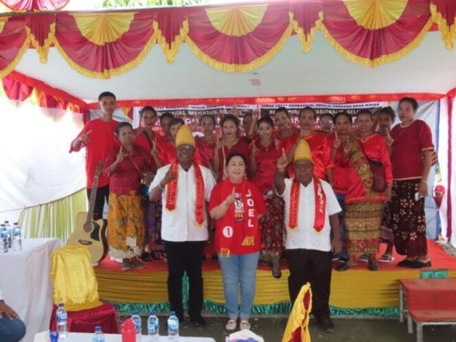 Calon Bupati Mimika, Johannes Rettob didampingi Ny. Suzy Rettob dan Calon Wakil Bupati Mimika, Emanuel Kemong berfoto bersama perwakilan Warga Kerukunan Ohoilim di Kabupaten Mimika. (Foto: Humas JMSI)