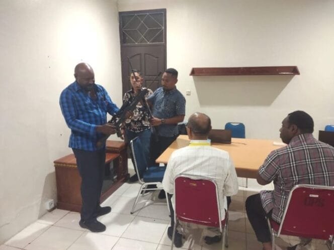 
Kata Polisi Soal Video Viral Penyambutan Salah Satu Paslon di Utikini: Bukan Senjata Api