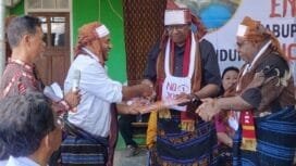 Pasangan Bupati dan Wakil Bupati Kabupaten Mimika Johannes Rettob dan Emanuel Kemong saat bersama warga Ende Lio. (Foto: HUMAS JMSI)