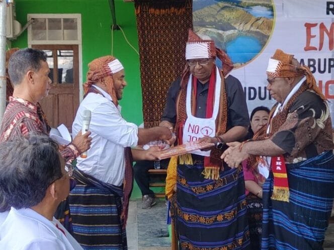 
Pasangan Bupati dan Wakil Bupati Kabupaten Mimika Johannes Rettob dan Emanuel Kemong saat bersama warga Ende Lio. (Foto: HUMAS JMSI)