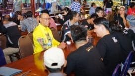 Calon Wakil Bupati Kabupaten Mimika, Yusuf Rombe saat duduk bersama dengan Komunitas Mobil Simple Car. (Foto: TIM Media AIYE)