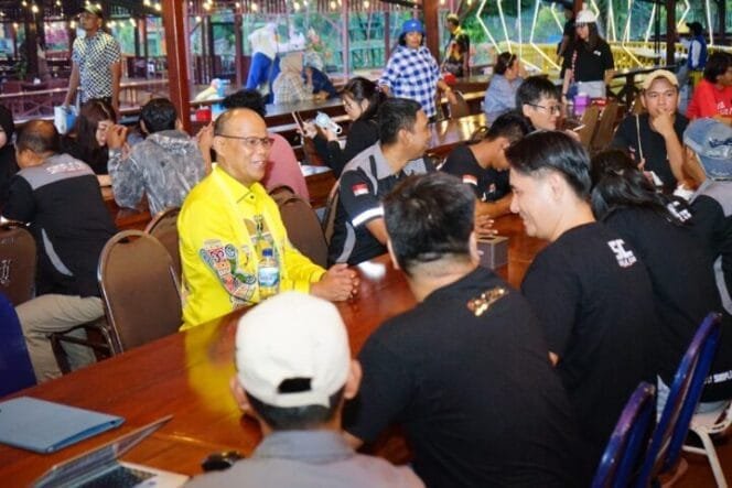 
Calon Wakil Bupati Kabupaten Mimika, Yusuf Rombe saat duduk bersama dengan Komunitas Mobil Simple Car. (Foto: TIM Media AIYE)