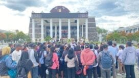 Ratusan guru saat datang di Kantor Bupati Kabupaten Mimika. 