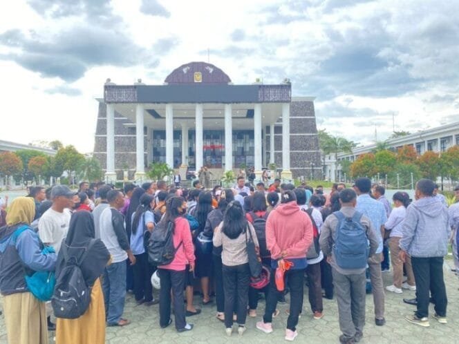 
Ratusan guru saat datang di Kantor Bupati Kabupaten Mimika. 