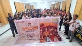 Foto bersama dalam kegiatan nobar yang diselenggarakan oleh KPU Papua Tengah. 