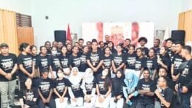 Suasana foto bersama dalam kegiatan nonton bareng yang diselenggarakan oleh KPU Provinsi Papua Tengah. 