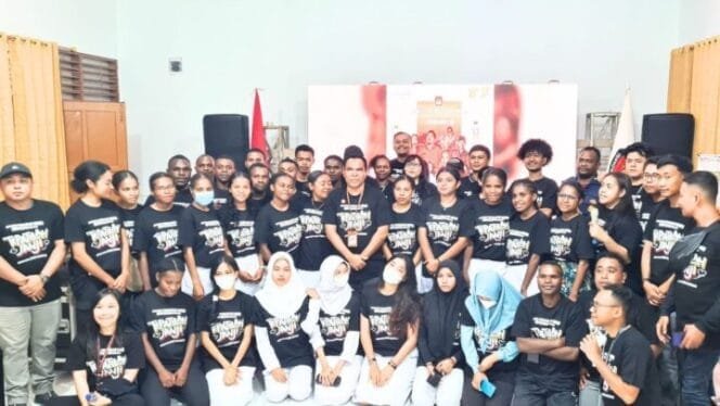 
Suasana foto bersama dalam kegiatan nonton bareng yang diselenggarakan oleh KPU Provinsi Papua Tengah. 