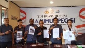 Tim hukum Maximus Peggi saat memberikan keterangan pers. (Foto: Sasagupapua.com)