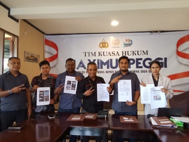 
Tim hukum Maximus Peggi saat memberikan keterangan pers. (Foto: Sasagupapua.com)
