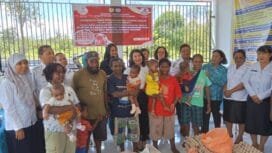 Foto bersama dalam acara pemberian bantuan penurunan stunting secara simbolis di Kampung Karya Kencana. (Foto: Kristina Rejang)