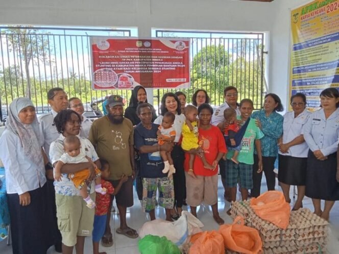 
Foto bersama dalam acara pemberian bantuan penurunan stunting secara simbolis di Kampung Karya Kencana. (Foto: Kristina Rejang)
