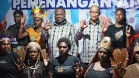 Calon Bupati dan Wakil Bupati Kabupaten Mimika, Alexsander Omaleng -Yusuf Rombe saat berfoto bersama masyarakat Nawaripi. (Foto: TIM Media AIYE)