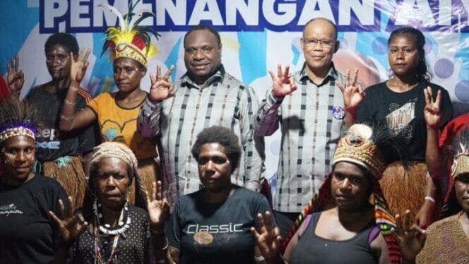 
Calon Bupati dan Wakil Bupati Kabupaten Mimika, Alexsander Omaleng -Yusuf Rombe saat berfoto bersama masyarakat Nawaripi. (Foto: TIM Media AIYE)