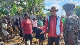 Calon Wakil Bupati Kabupaten Mimika, Yusuf Rombe saat mengikuti bakar batu bersama masyarakat di Jalan Pepaya. 