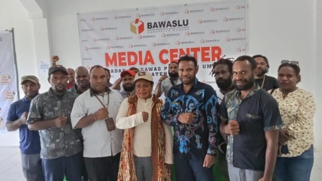 
Bawaslu Kabupaten Puncak saat Foto bersama usai melaksanakan rapat koordinasi. (Foto: Sasagupapua.com)