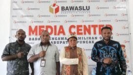 Para Komisioner serta Korsek Bawaslu Kabupaten Puncak berfoto bersama. (Foto: Edwin Rumanasen)