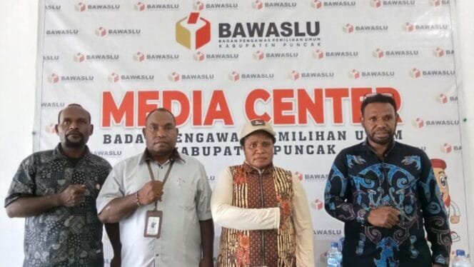 
Para Komisioner serta Korsek Bawaslu Kabupaten Puncak berfoto bersama. (Foto: Edwin Rumanasen)