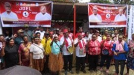 Calon Bupati dan Wakil Bupati Johannes Rettob - Emanuel Kemong berfoto bersama masyarakat di Pomako. (Foto: Humas JMSI)