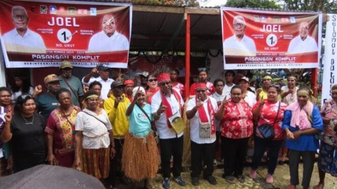 
Calon Bupati dan Wakil Bupati Johannes Rettob - Emanuel Kemong berfoto bersama masyarakat di Pomako. (Foto: Humas JMSI)