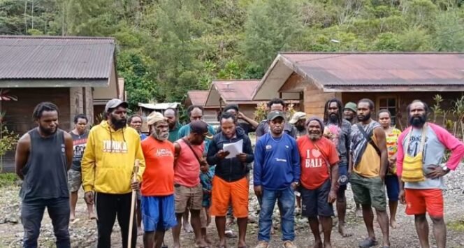 
Capture video saat masyarakat Opitawak membacakan pernyataan sikap. (Sumber: @meldimwanal)