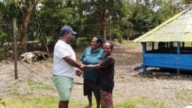 Calon Bupati Mimika, Alexsander Omaleng saat bertemu masyarakat. (Foto: TIM Media AIYE)