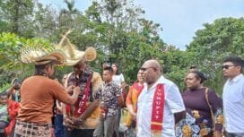 Pasangan JOEL ketika disambut masyarakat Rote Ndao Kampung Pioka Kencana. 