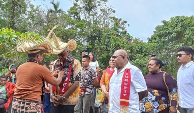 
Pasangan JOEL ketika disambut masyarakat Rote Ndao Kampung Pioka Kencana. 