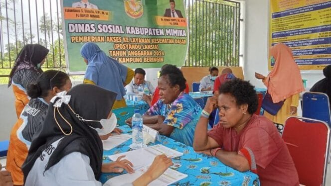 
Suasana pemeriksaan Lansia di Kampung Karya Kencana. (Foto: Edwin Rumanasen)
