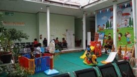 Suasana taman bermain anak yang disediakan oleh BLUD Puskesmas Karang Senang. (Foto: Kristin Rejang)