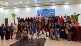 Calon Wakil Bupati Mimika, Yusuf Rombe saat Foto bersama masyarakat.