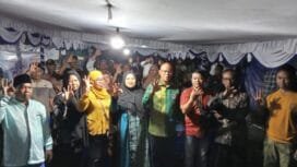 Calon Wakil Bupati Kabupaten Mimika, Yusuf Rombe saat berfoto bersama warga Gang Terate. 
