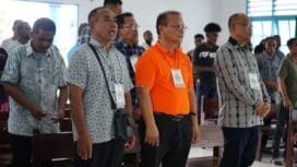 Calon Wakil Bupati Kabupaten Mimika, Yusuf Rombe saat mengikuti ibadah di Lapas Kels IIB Timika.